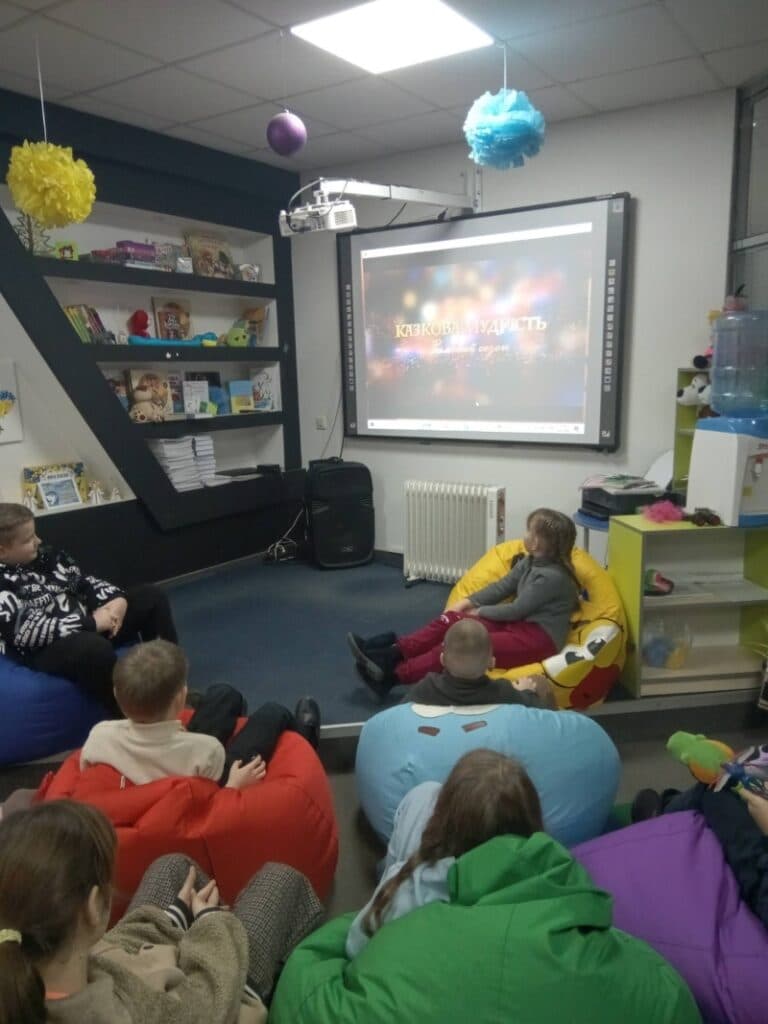 В Днепре дети из Соледара конструировали объемные волшебные елки