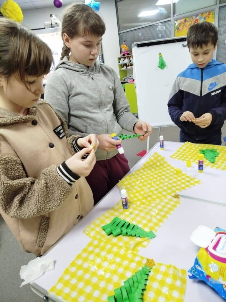 В Днепре дети из Соледара конструировали объемные волшебные елки
