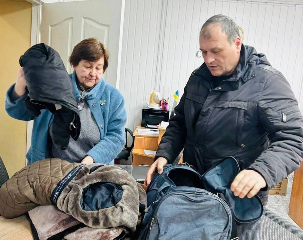 У Дніпрі в гуманітарному хабі "Ми-Донеччина" видають речі для дітей і дорослих