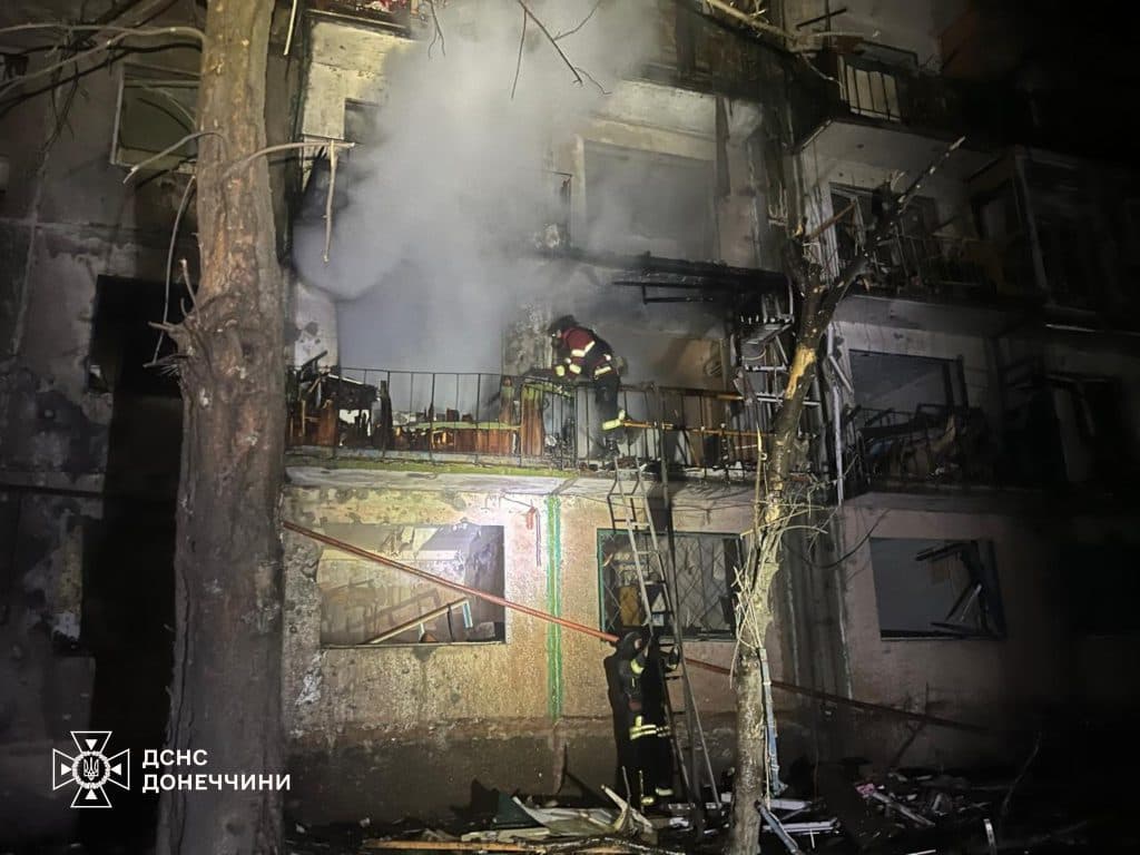 У Костянтинівці рятувальники залучались до ліквідації пожеж, які виникли внаслідок обстрілу