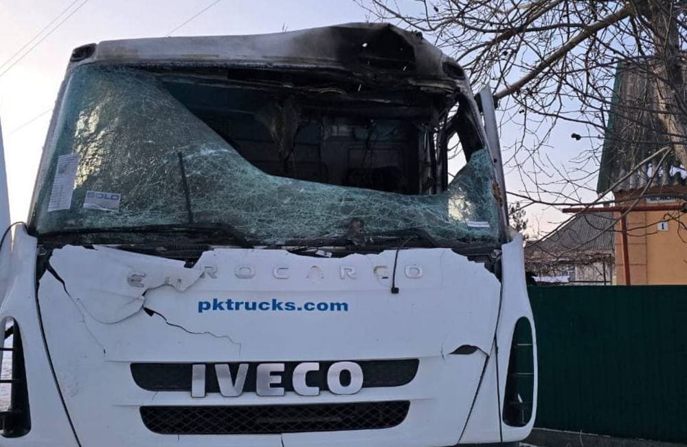 У Костянтинівці російські війська вдарили з FPV-дрона по рятувальниках, які везли воду людям (фото)