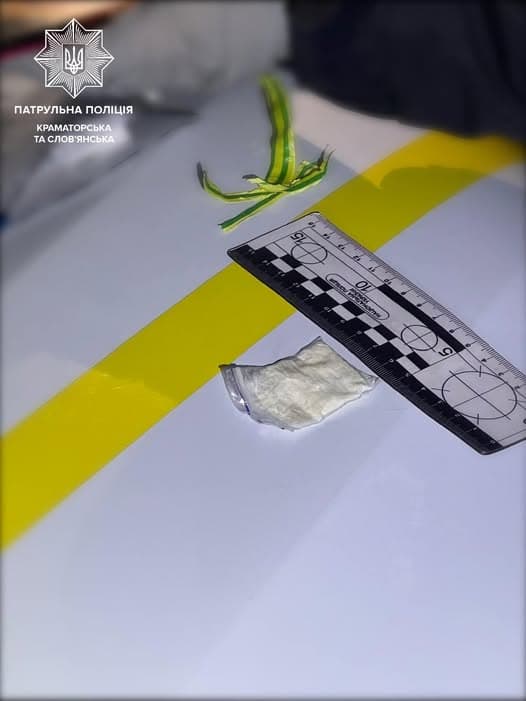 У Краматорську патрульні зупинили водія, який возив з собою, ймовірно, наркотичні речовини