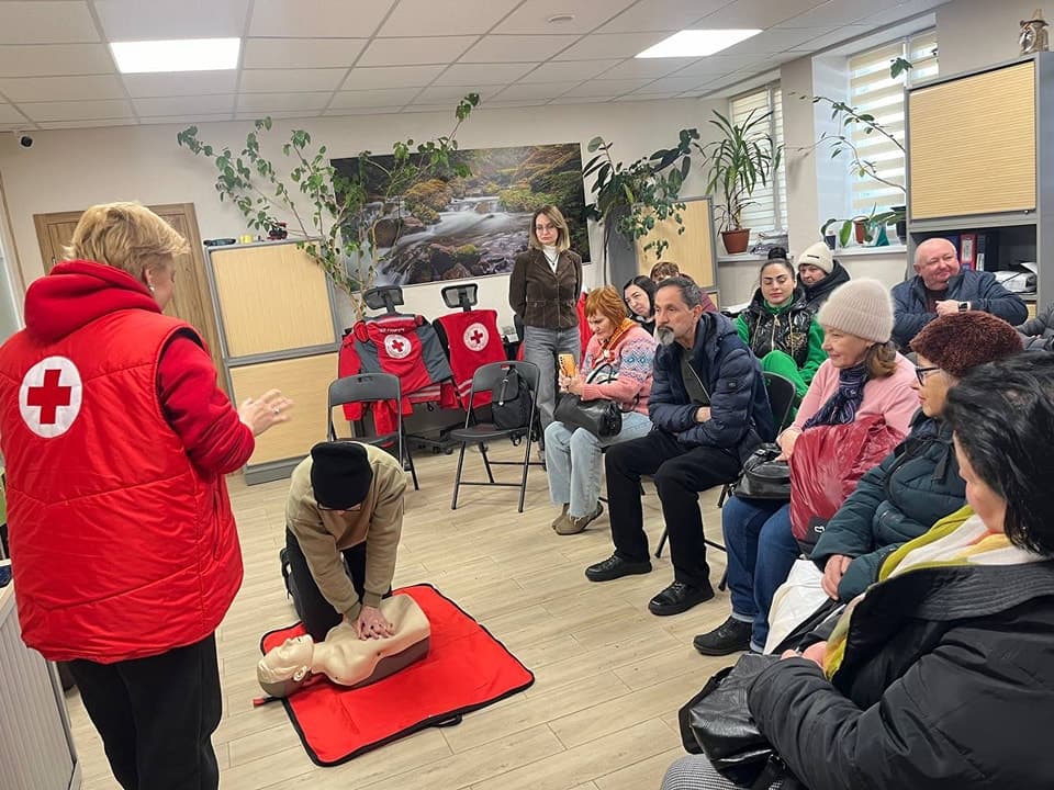 У Києві для жителів Бахмутської громади працівники Товариства Червоного Хреста України провели тренінг з надання першої домедичної допомоги