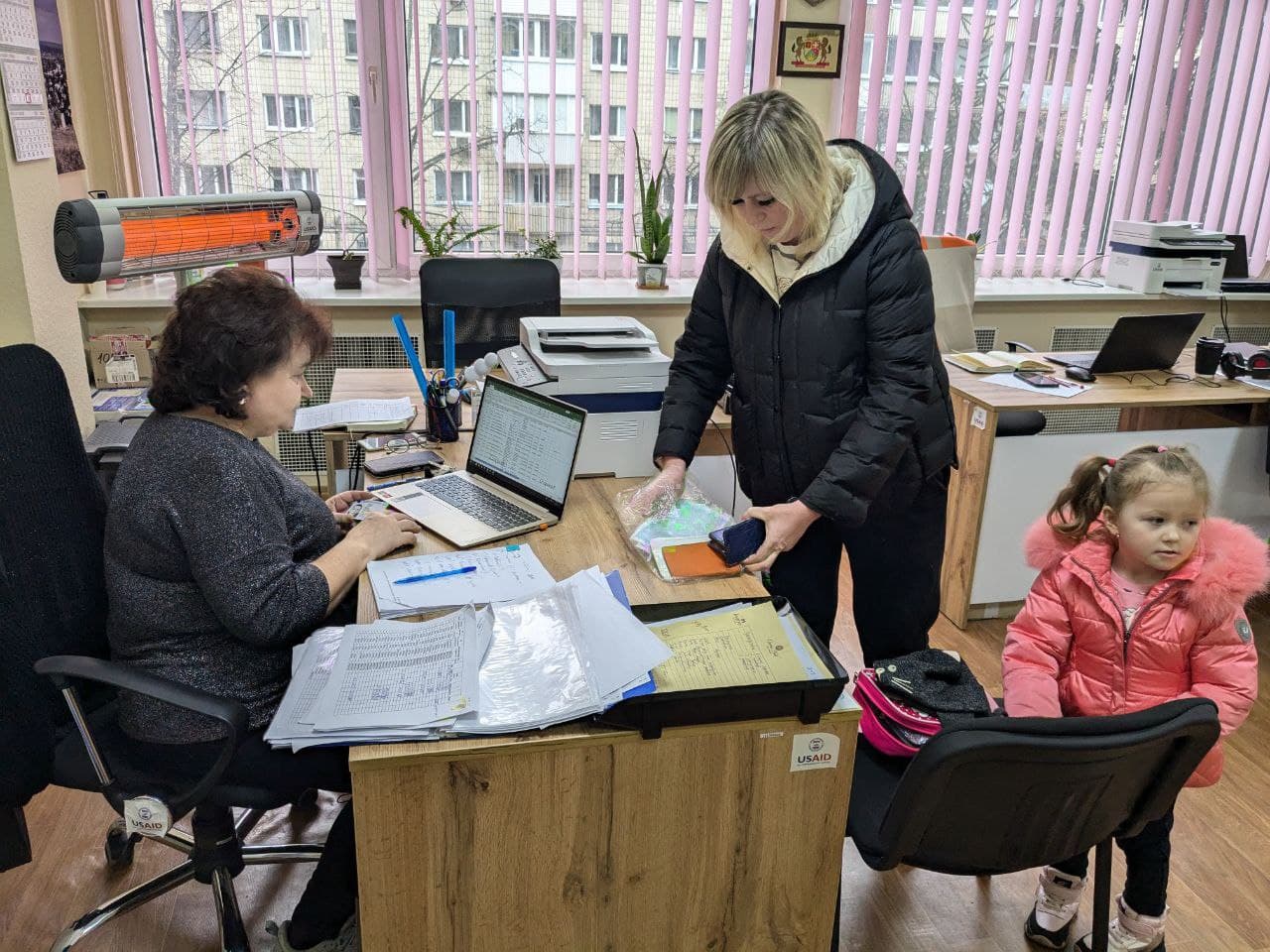 У Києві в гуманітарному хабі Старобільської РДА триває видача допомоги від благодійників