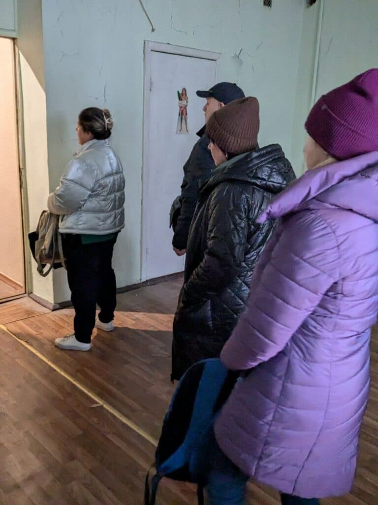 У Києві в гуманітарному хабі Старобільської РДА триває видача допомоги від благодійників