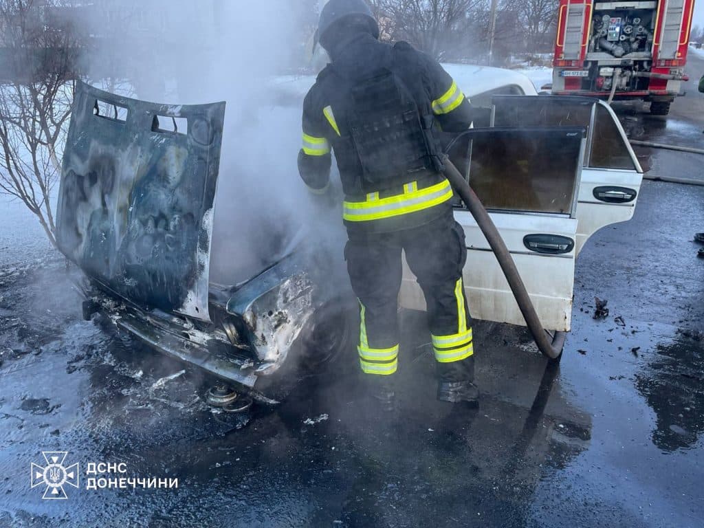 У Слов'янську надзвичайники ліквідували пожежу автомобіля