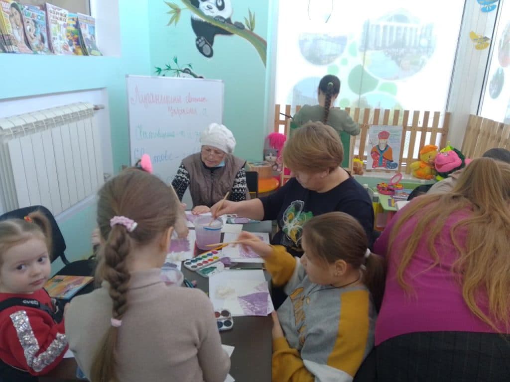 У Сватівському хабі в Броварах переселенці з дітками малювали акварельне літо