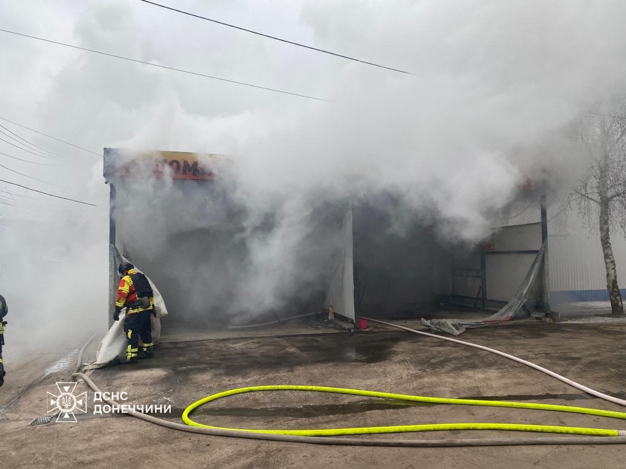 У Святогірську горіла автомийка