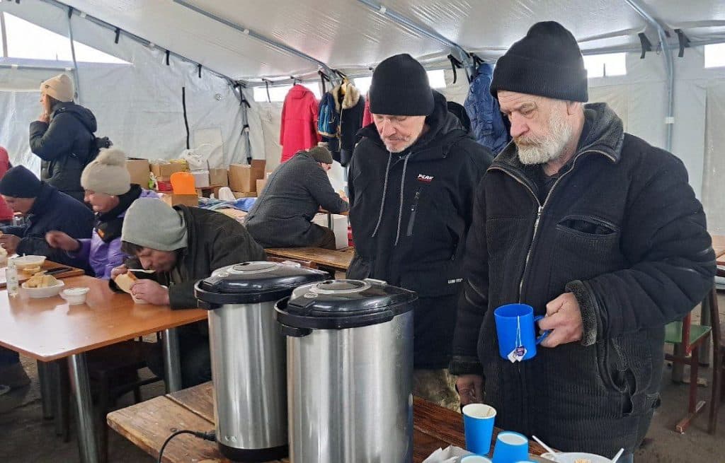 У шелтері в Павлограді організовано гаряче харчування для тих, хто виїжджає з Донеччини