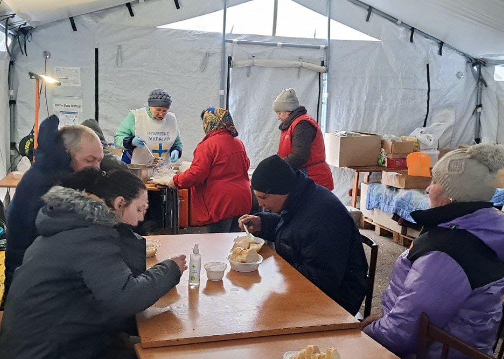У шелтері в Павлограді організовано гаряче харчування для тих, хто виїжджає з Донеччини