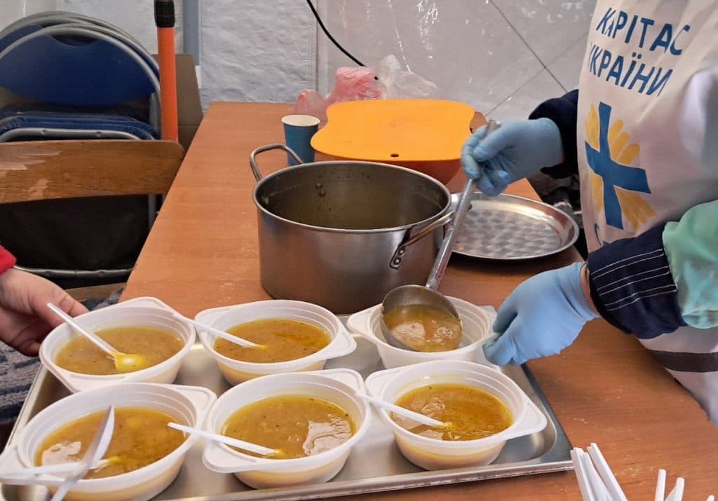 У шелтері в Павлограді організовано гаряче харчування для тих, хто виїжджає з Донеччини