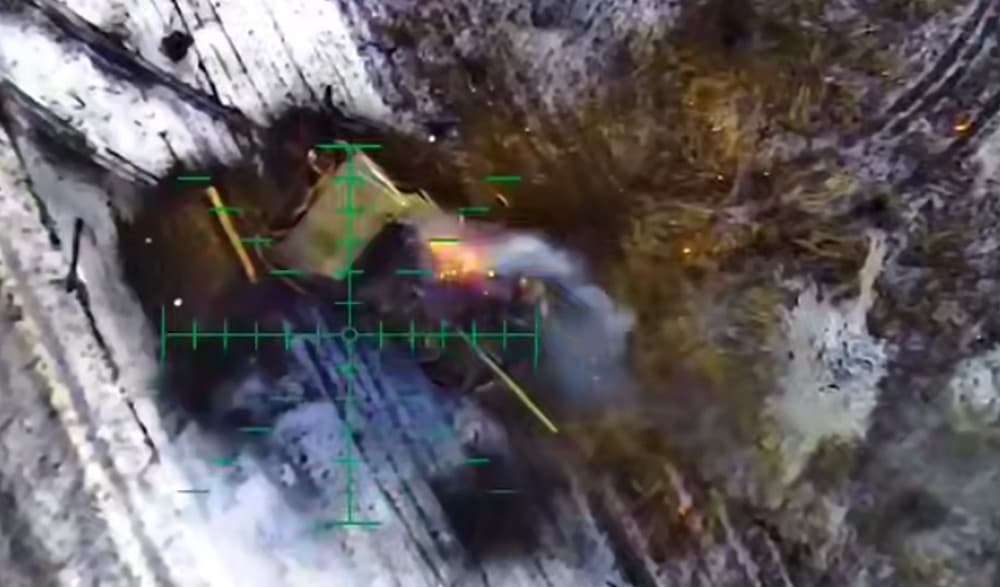 Українські прикордонники показали, як знищують бронетехніку та гармати окупантів на Куп’янському напрямку (відео)