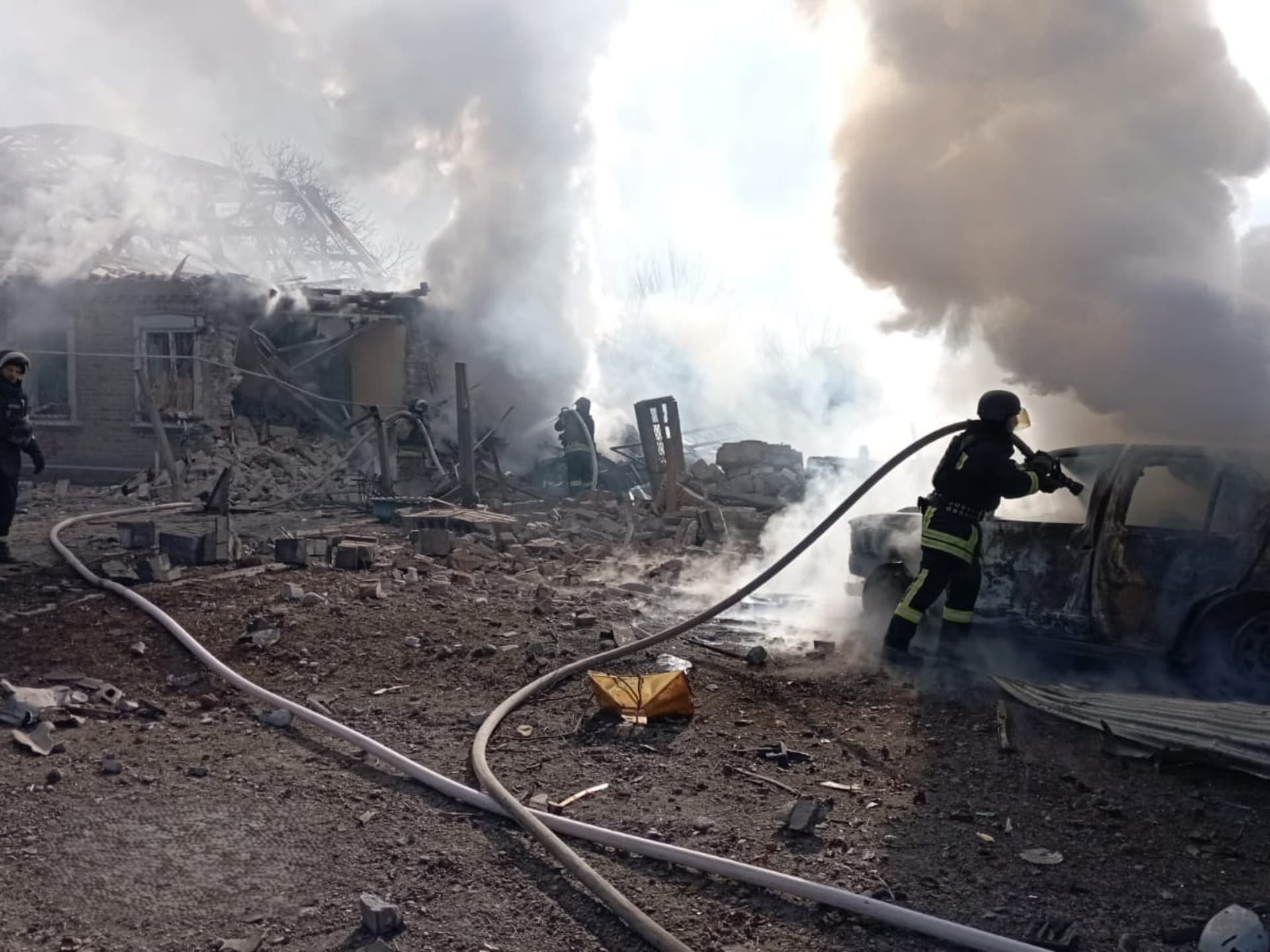 Унаслідок російської атаки на Краматорськ спалахнули пожежі у житлових будинках й автомобілях