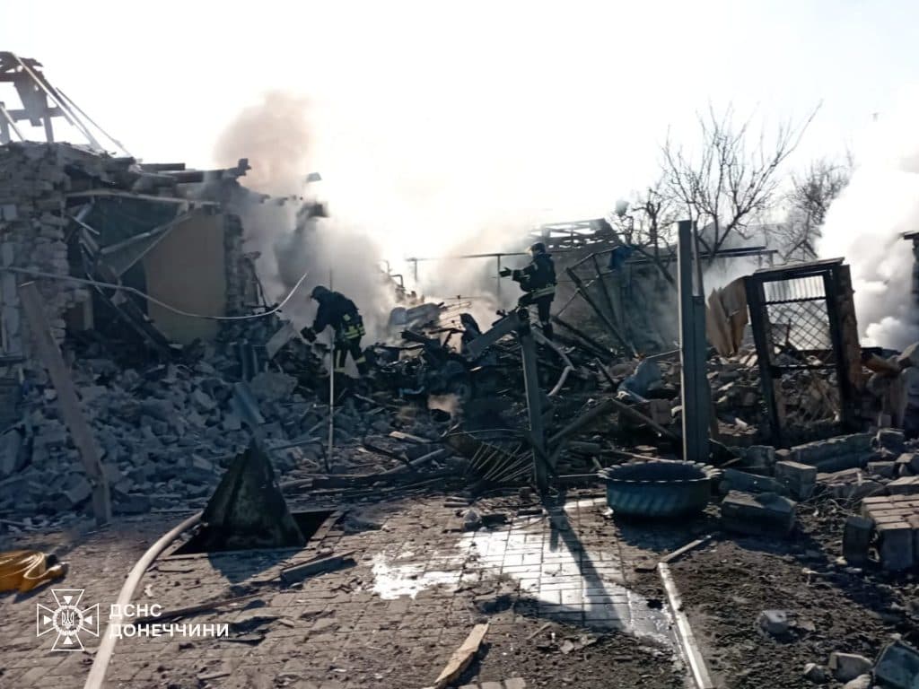 Унаслідок російської атаки на Краматорськ спалахнули пожежі у житлових будинках й автомобілях