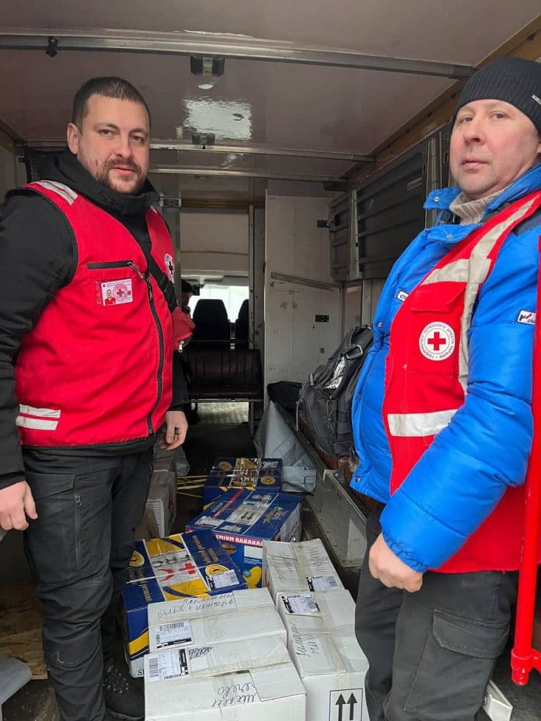 В Лимані від Червоного Хреста працює "банк" видачі одягу