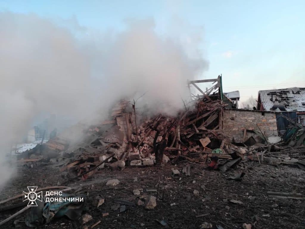 В Родинському ворожий обстріл спричинив пожежу у житловому секторі