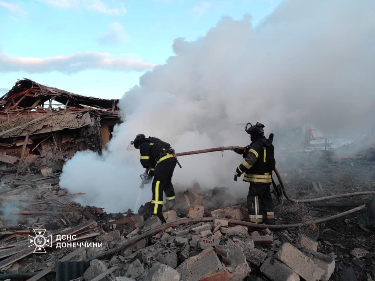 В Родинському ворожий обстріл спричинив пожежу у житловому секторі