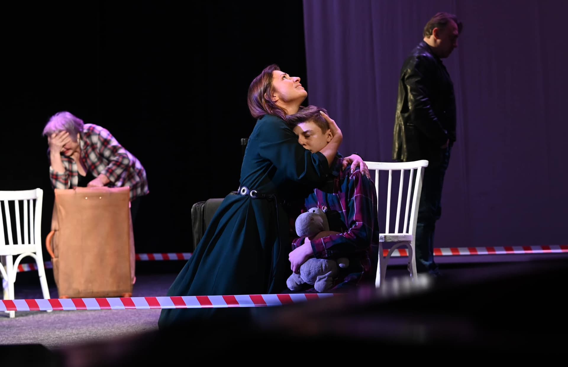 В Ужгороді актори Донецького академічного обласного драматичного театру показали благодійну виставу