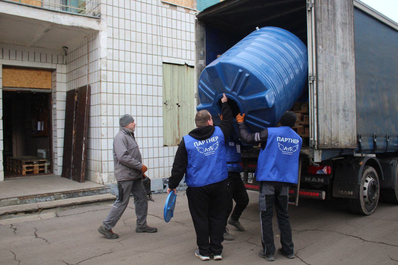 Завдяки підтримці UNICEF ООН в Дружківку доставили ємності для роздачі питної води