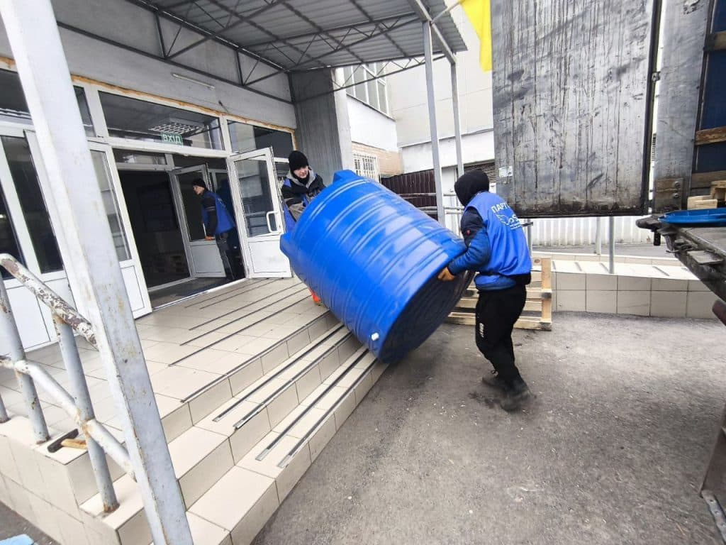 Завдяки підтримці UNICEF ООН в Дружківку доставили ємності для роздачі питної води