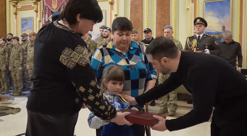 Зеленський вручив сертифікати на квартири героям України та сім’ям полеглих героїв