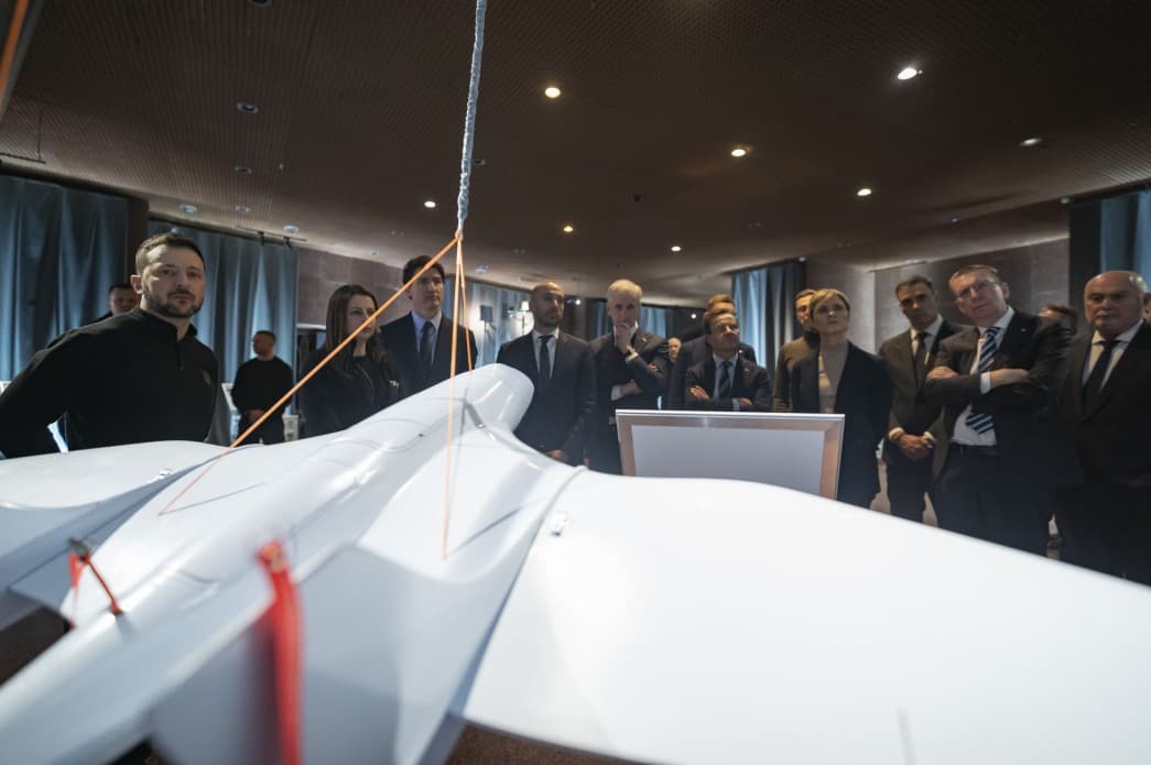 Зеленський з іноземними лідерами оглянули новітні зразки української оборонної продукції