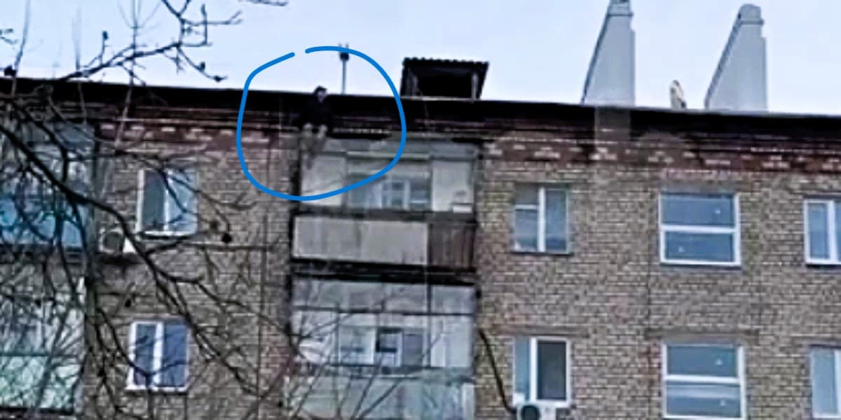 чоловік під дахом