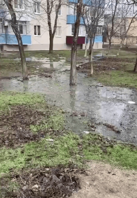 каналізаційні стоки продовжують затоплювати маріупольців