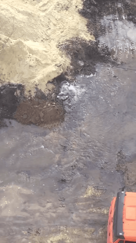 каналізаційні стоки продовжують затоплювати маріупольців