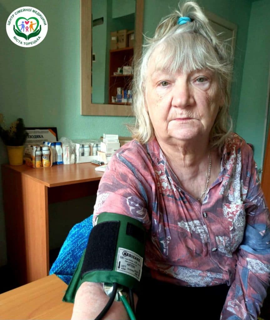 жінка міряє тиск