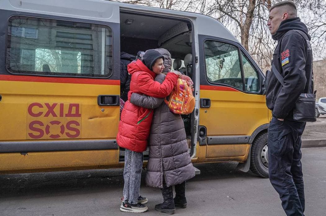 Евакуаційні екіпажі Благодійного фонду "Схід SOS" рятують людей із прифронтових територій (контакти)