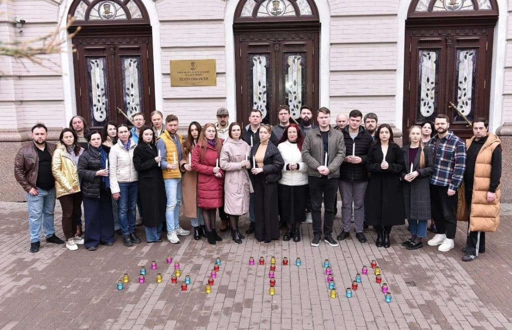 Напис "ДІТИ" з’явилась перед театрами в різних країнах у День пам’яті жертв авіаудару в Маріуполі (фото)