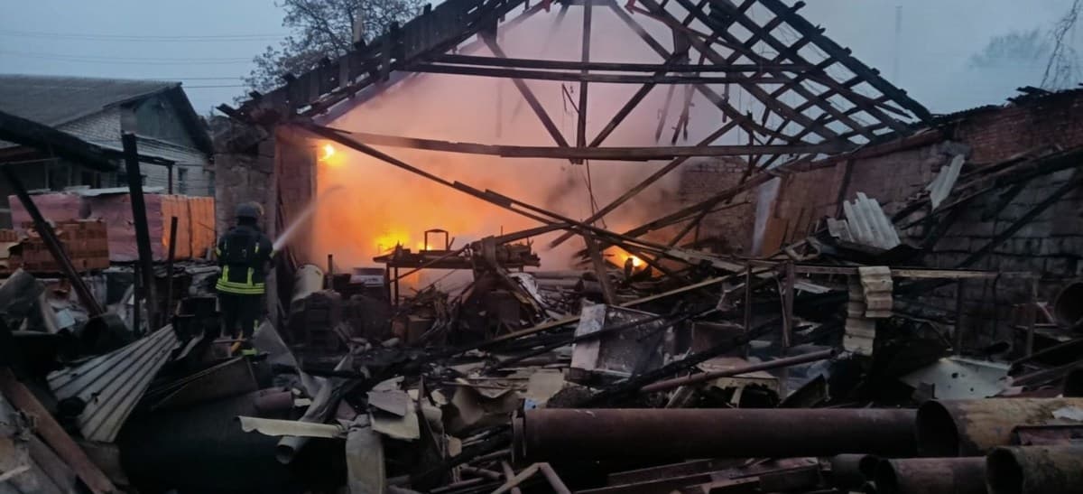 Під ударами ворожих дронів рятувальники ліквідували наслідки обстрілу Краматорська (відео)