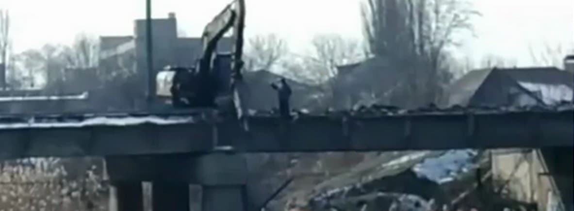 Росіяни розвалили міст біля луганського парку 1 травня