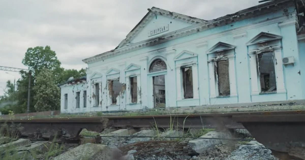 Росіяни скинули авіабомбу на багатоповерхівку у Сіверську: є загиблий і поранені