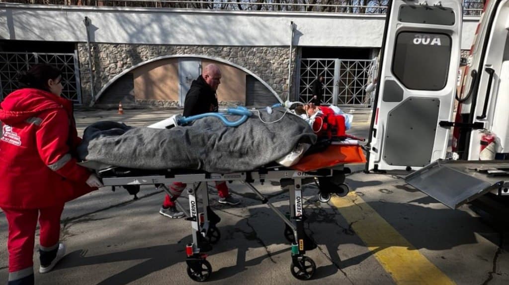 "Лікарі без кордонів" перевезли пораненого під обстрілом в Покровську чоловіка в лікарню Добропілля