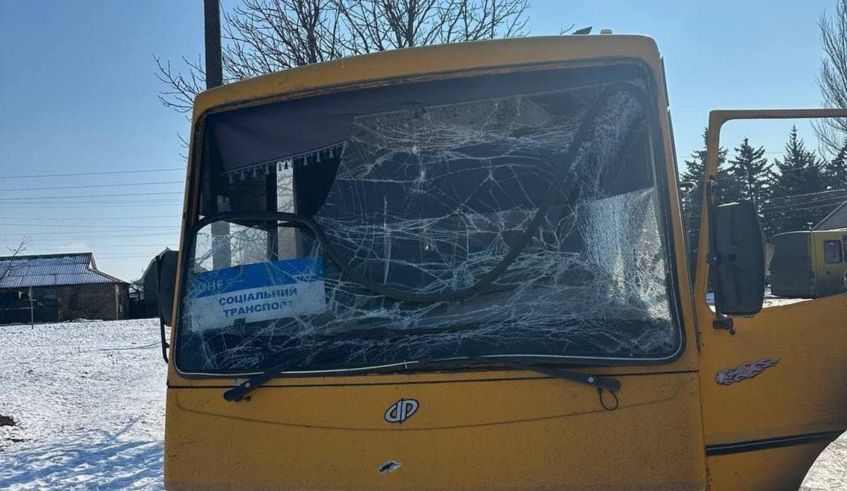 Соціальний автобус "Проліска" потрапив під обстріли на Донеччині