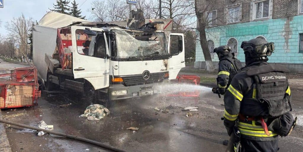 У ДСНС показали наслідки атаки дроном на автівку "Нової пошти" у Родинському на Донеччині