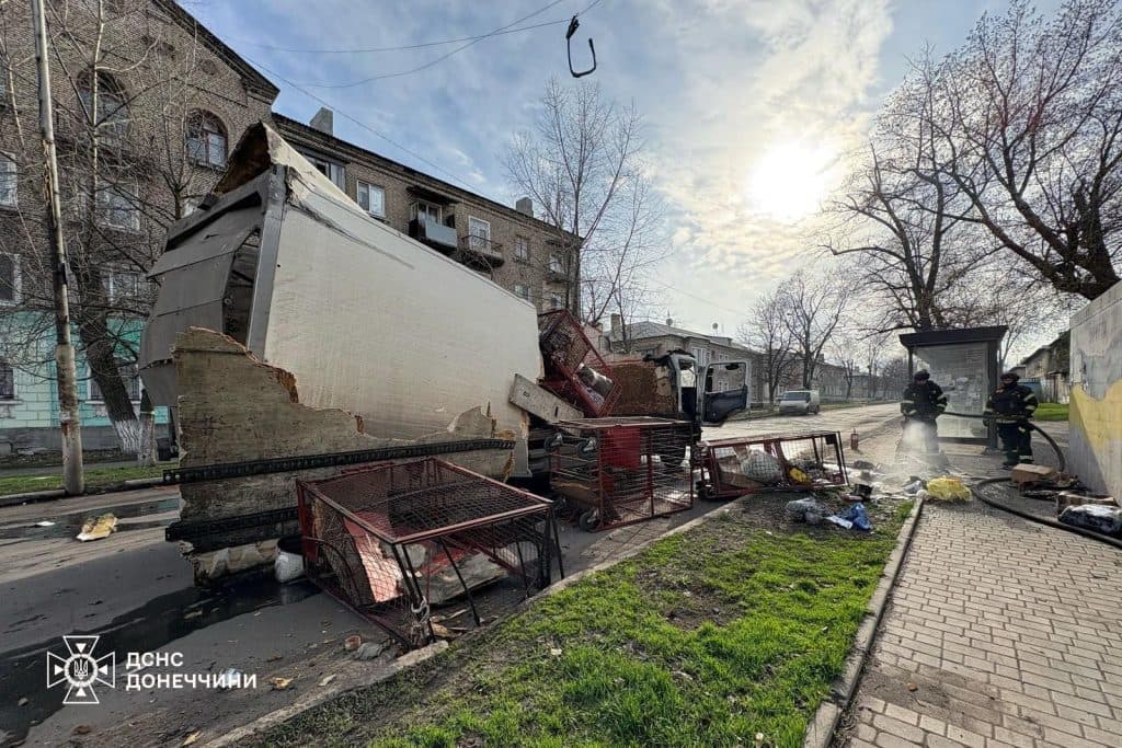 У ДСНС показали наслідки атаки дроном на автівку "Нової пошти" у Родинському на Донеччині