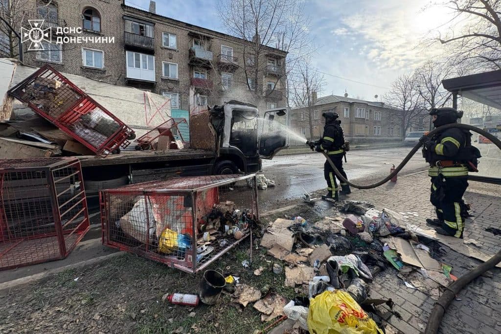 У ДСНС показали наслідки атаки дроном на автівку "Нової пошти" у Родинському на Донеччині