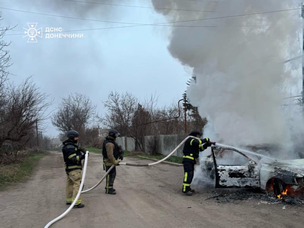 У Костянтинівці на Донеччині згорів легковик