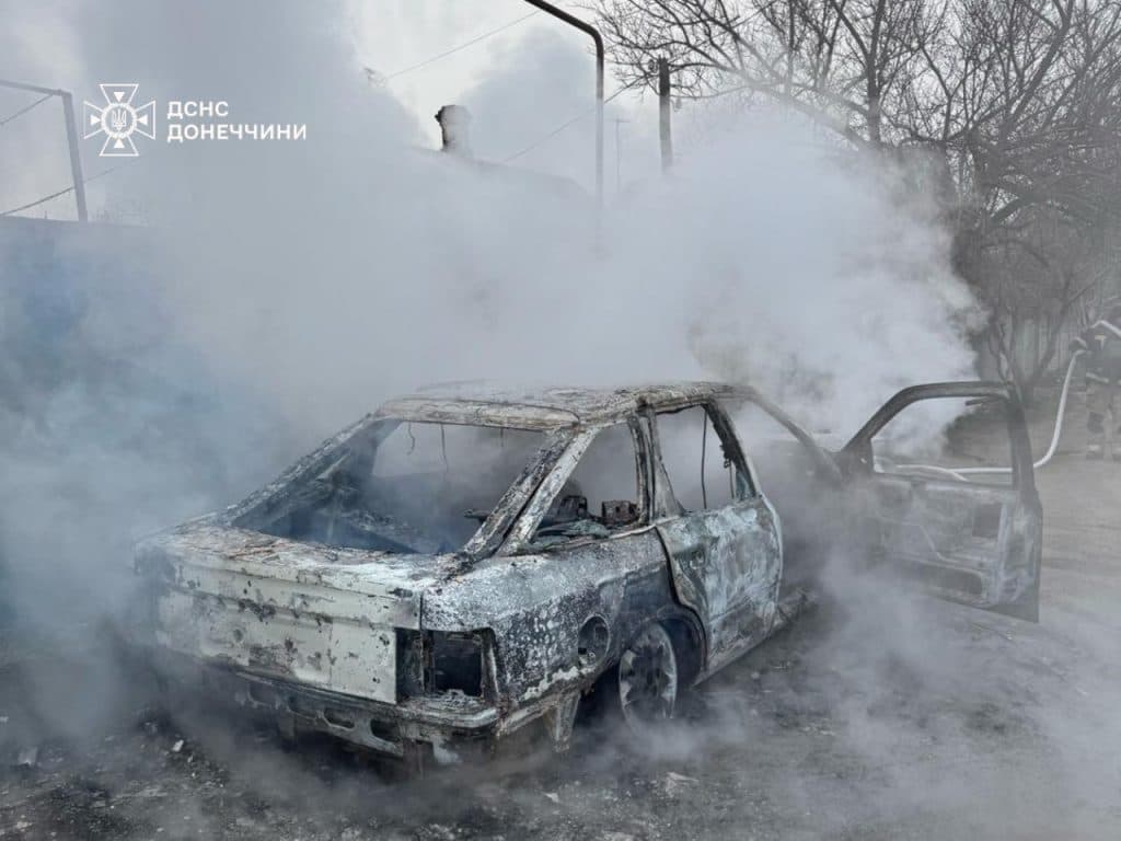 У Костянтинівці на Донеччині згорів легковик