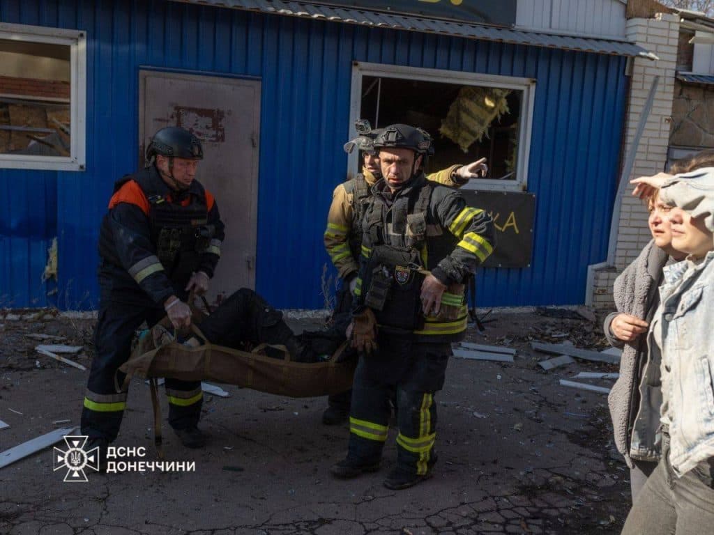 У Костянтинівці рятувальники допомогли пораненому чоловікові та передали його медикам