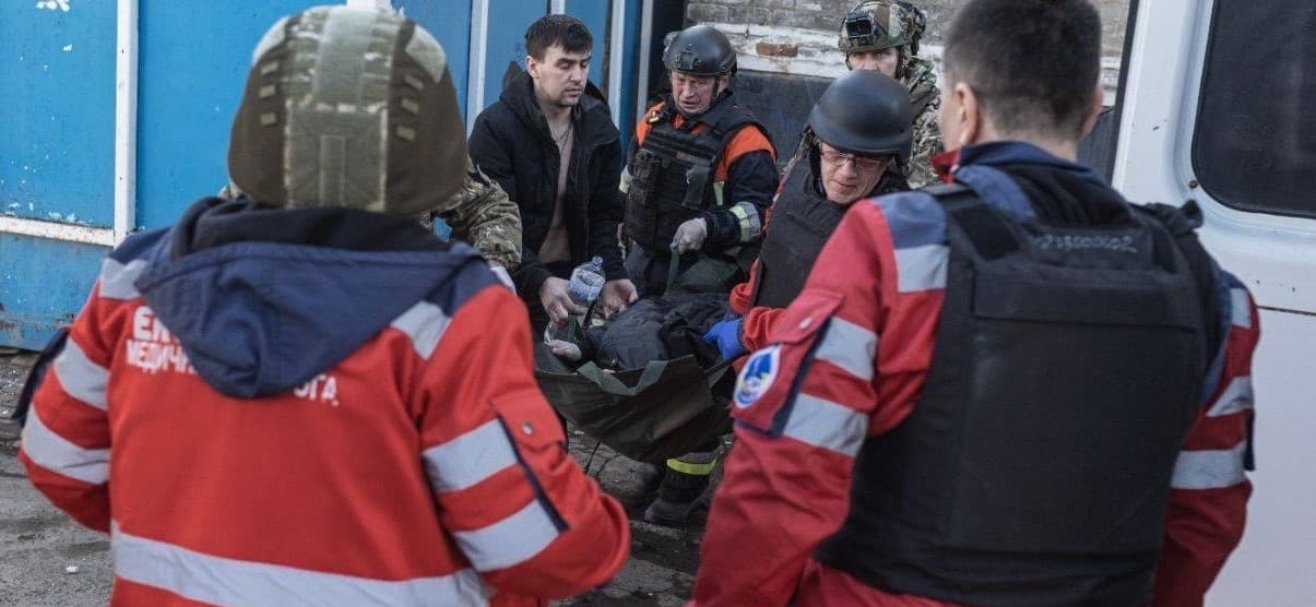 У Костянтинівці рятувальники допомогли пораненому чоловікові та передали його медикам