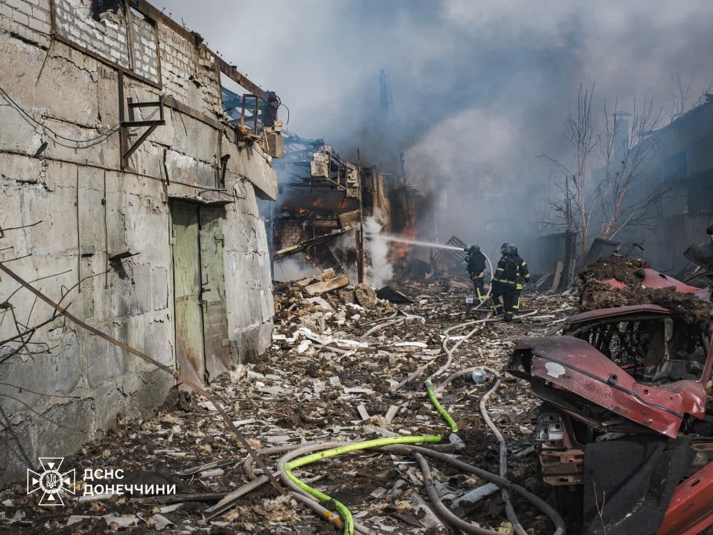 В Краматорске огнеборцы обуздали масштабный пожар после сегодняшнего авиаудара