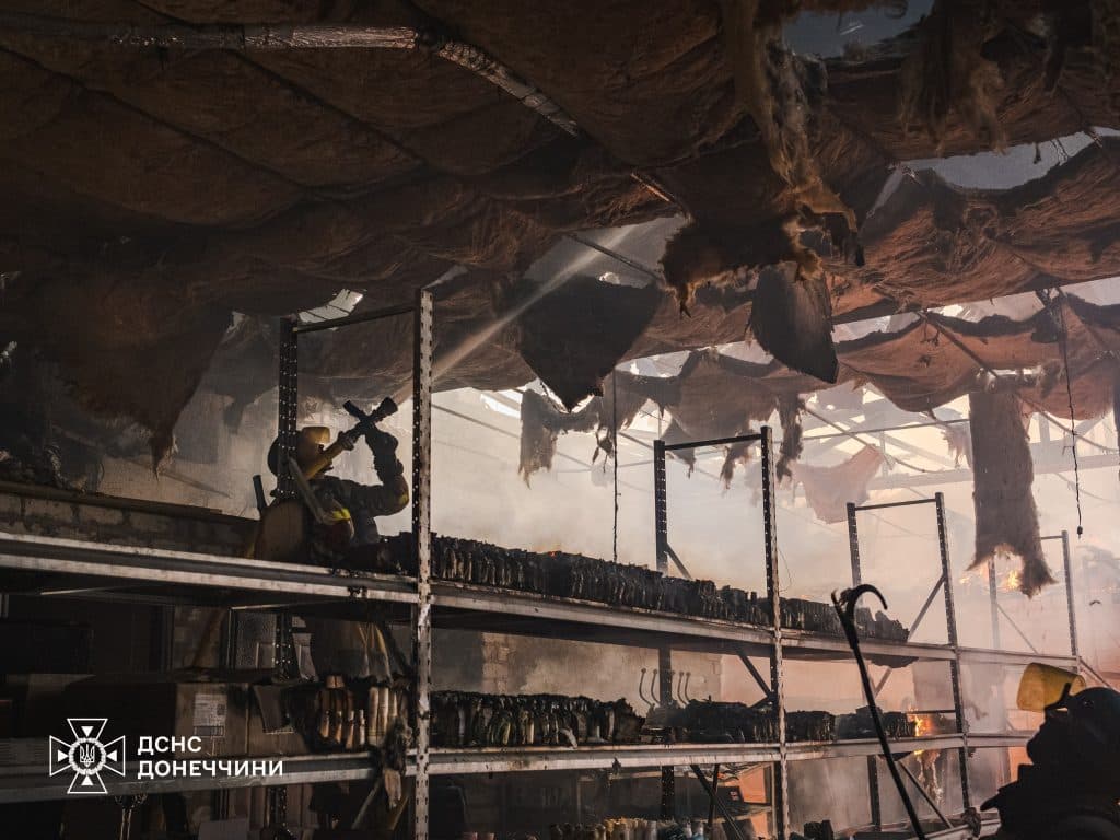 В Краматорске огнеборцы обуздали масштабный пожар после сегодняшнего авиаудара