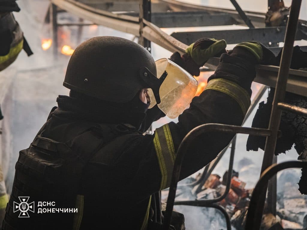 В Краматорске огнеборцы обуздали масштабный пожар после сегодняшнего авиаудара