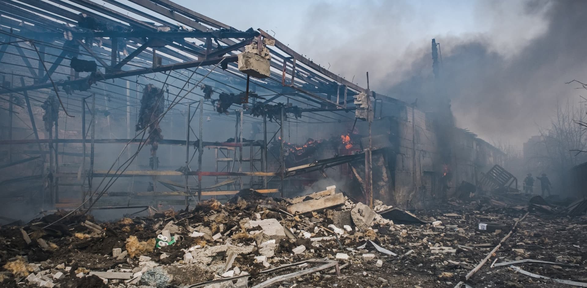 У Краматорську вогнеборці приборкали масштабну пожежу після сьогоднішнього авіаудару