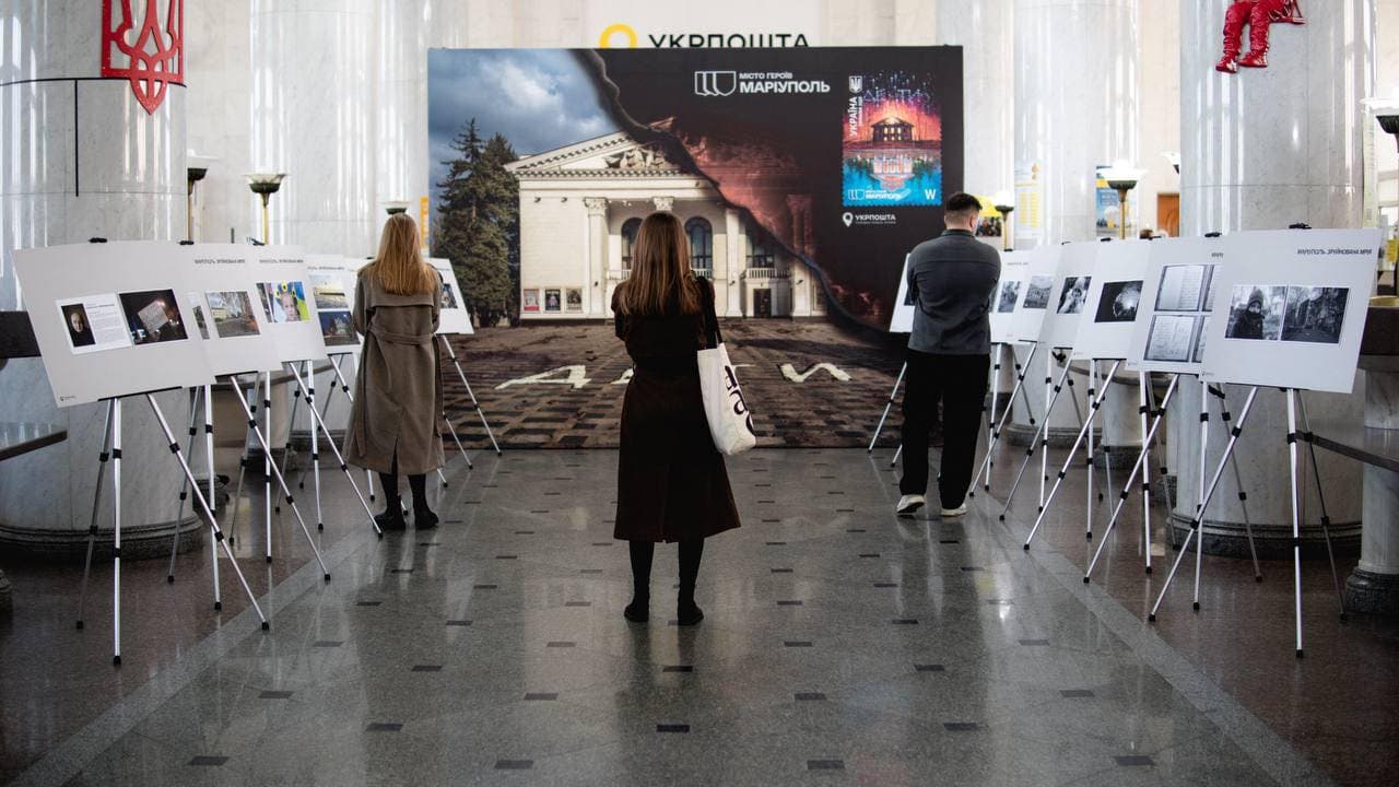 У Києві триває фотовиставка "Маріуполь: зруйнована мрія"