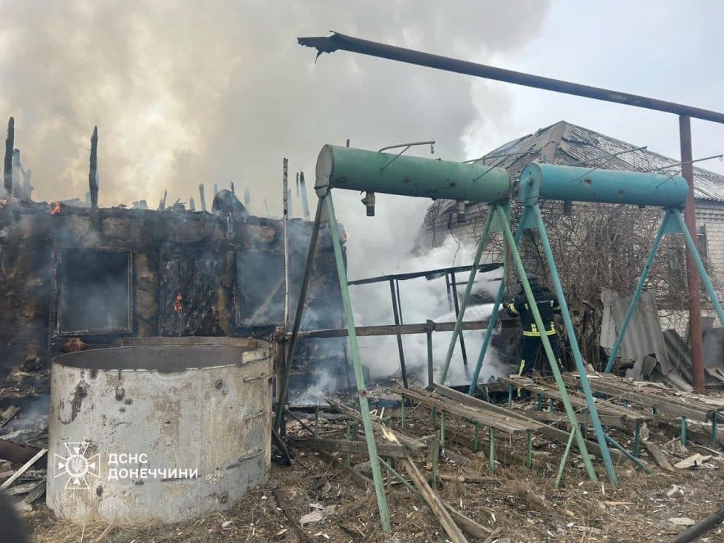 У Лимані на Донеччині вогнеборці ліквідували наслідки ворожого обстрілу